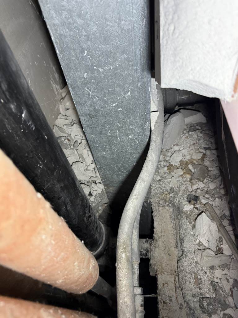 Technicien AZ Sanitaire effectuant un test de pression après remplacement de tuyauterie à Genève