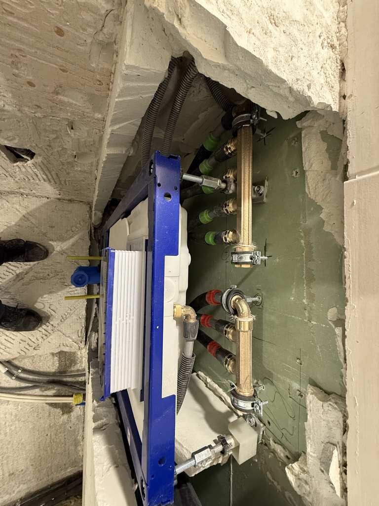 Remplacement de tuyauterie ancienne dans un appartement genevois