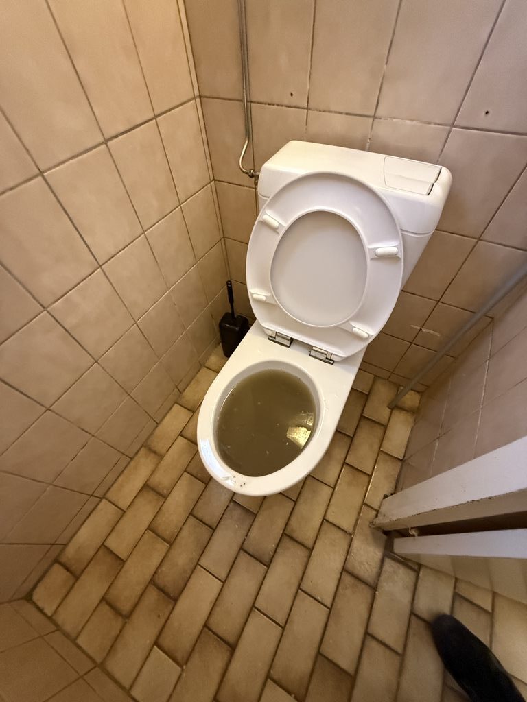 Plombier en urgence à Genève intervenant sur une fuite d'eau