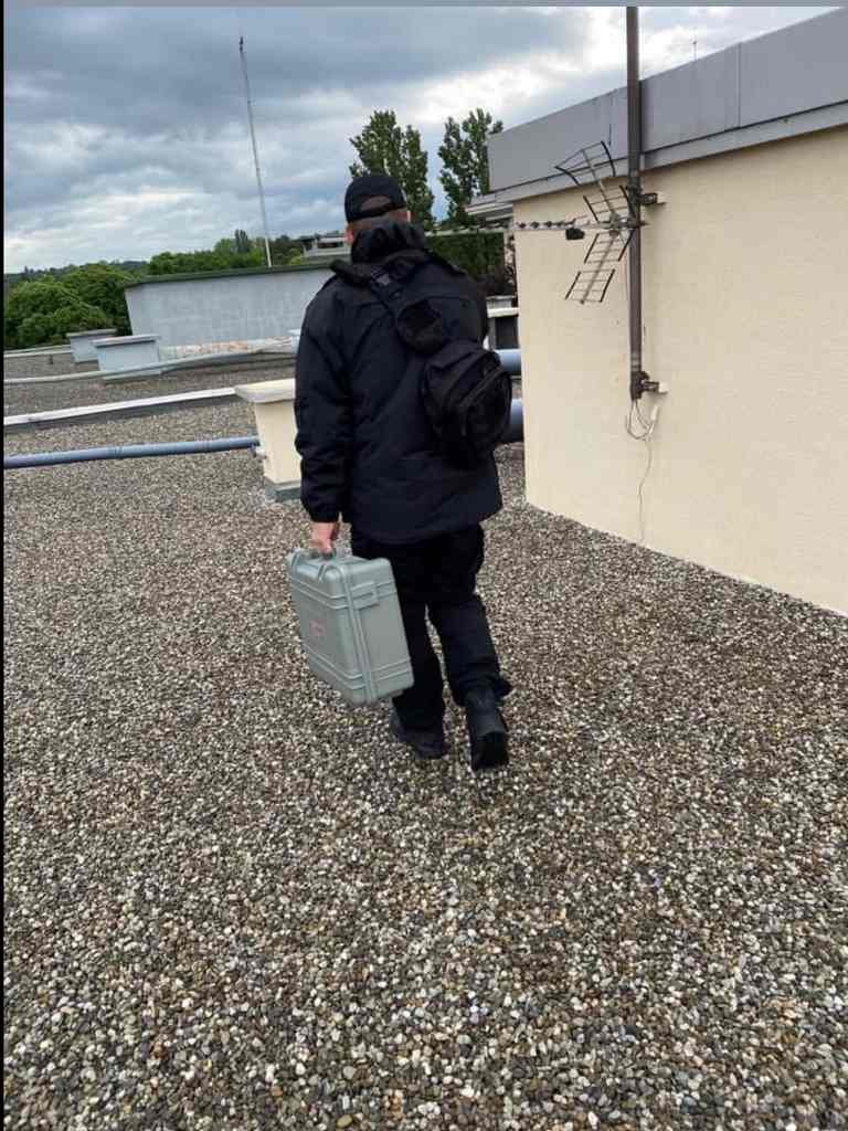 Technicien AZ Sanitaire réalisant un rapport de fuite pour assurance à Genève