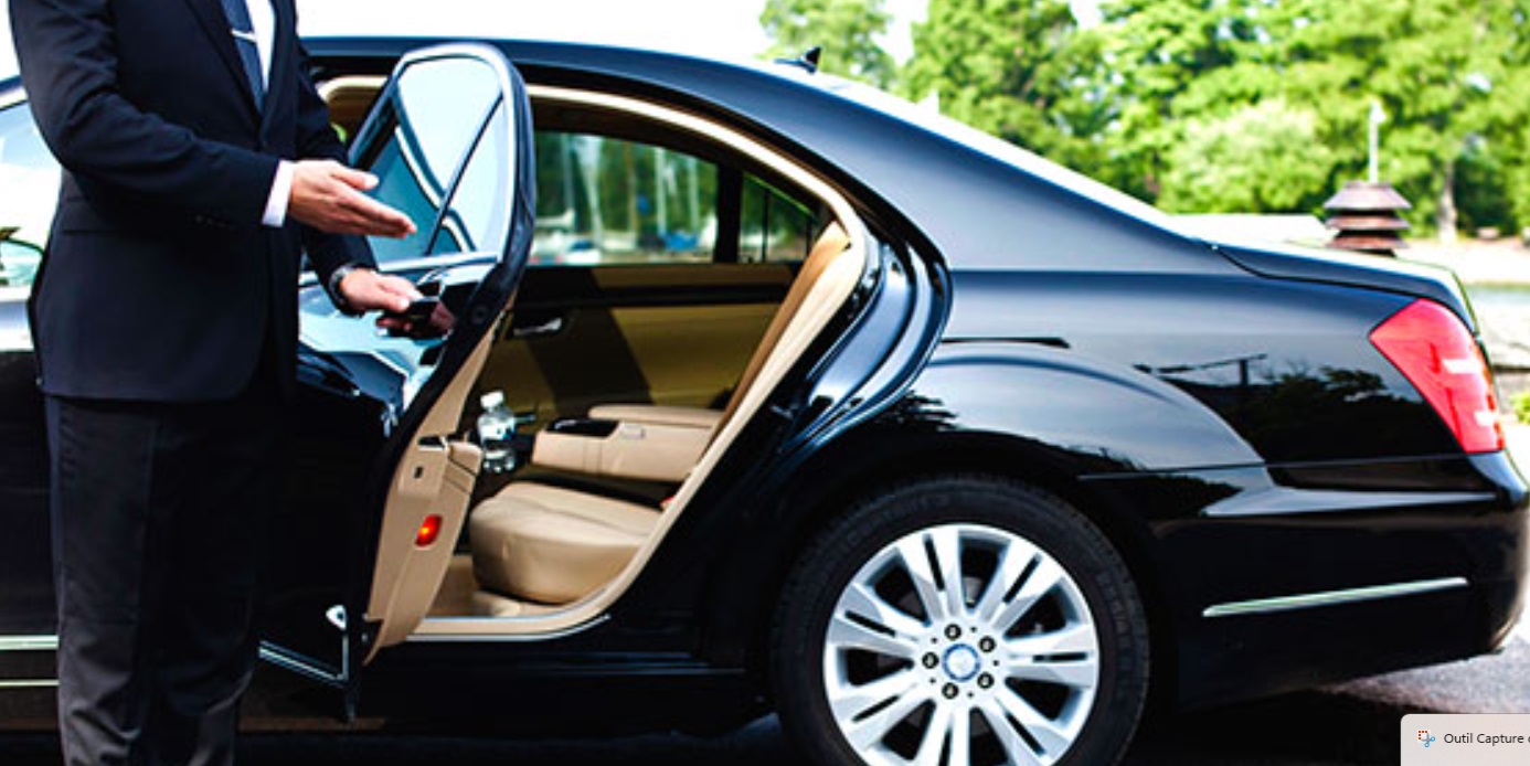 Véhicule premium foncé pour transferts VIP depuis Paris CDG, extérieur, plan large