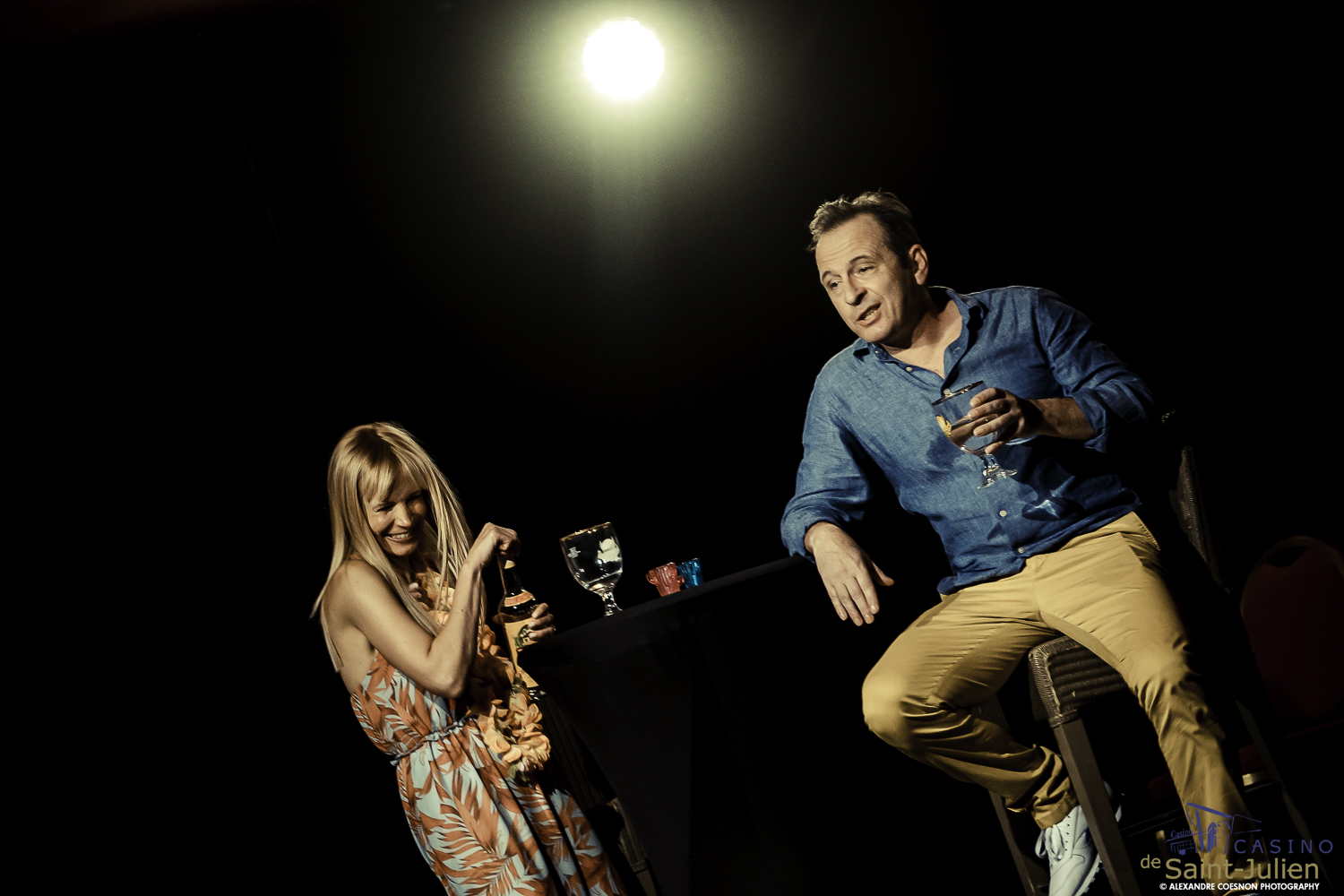 Les comediens du spectacle entreprise Colomiers sur scene lors d'une representation professionnelle
