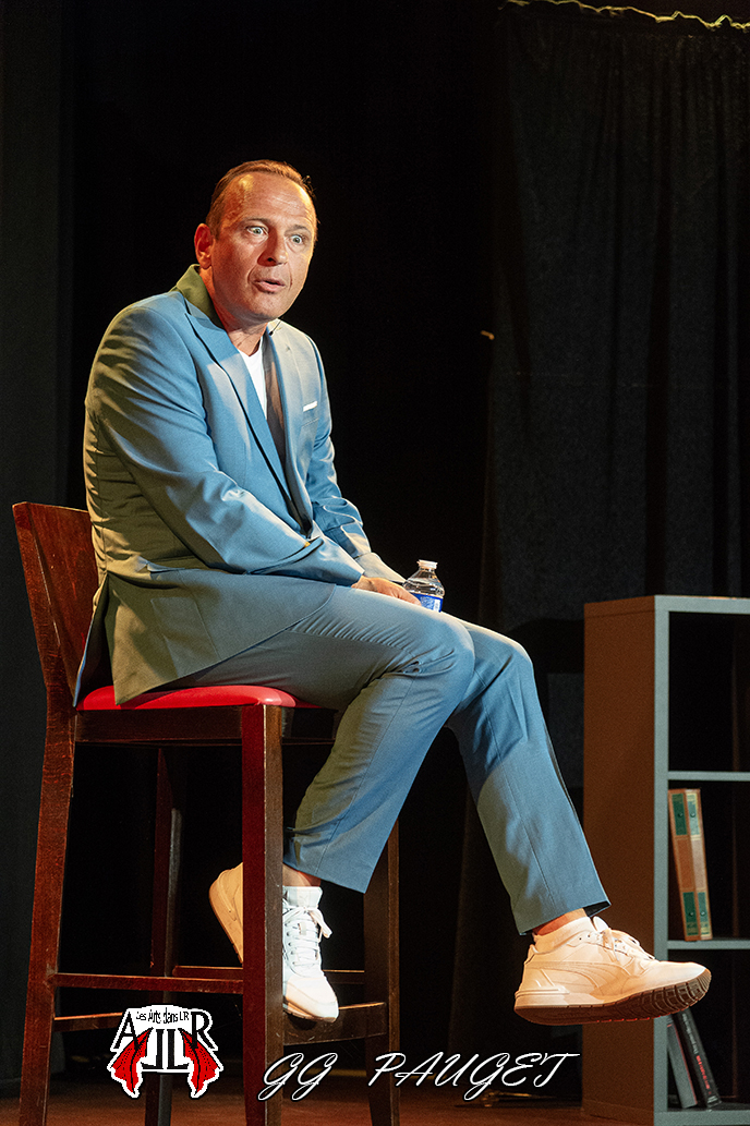 Le comedien Philippe Souverville en pleine improvisation lors d'un spectacle d'humour Tournefeuille